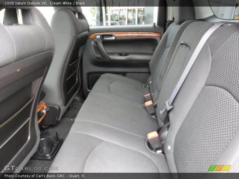 Cream White / Black 2008 Saturn Outlook XR