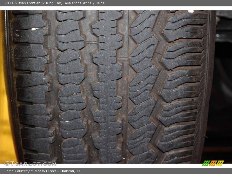 Avalanche White / Beige 2011 Nissan Frontier SV King Cab