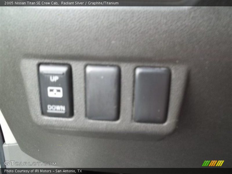 Radiant Silver / Graphite/Titanium 2005 Nissan Titan SE Crew Cab