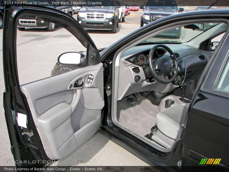 Pitch Black / Medium Graphite 2004 Ford Focus SE Sedan