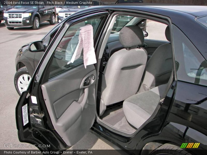 Pitch Black / Medium Graphite 2004 Ford Focus SE Sedan