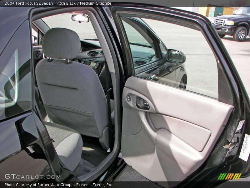 Pitch Black / Medium Graphite 2004 Ford Focus SE Sedan