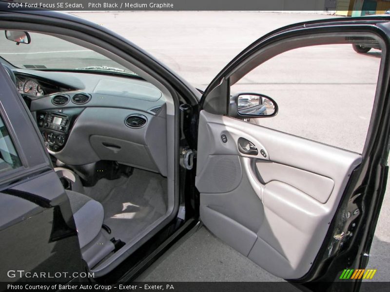 Pitch Black / Medium Graphite 2004 Ford Focus SE Sedan