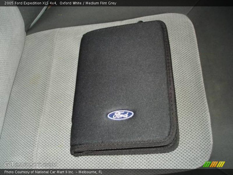 Oxford White / Medium Flint Grey 2005 Ford Expedition XLS 4x4
