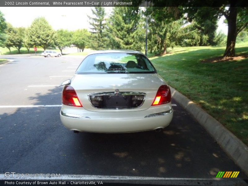 White Pearescent Tri-Coat / Light Parchment 2002 Lincoln Continental