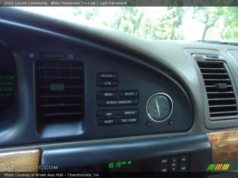 White Pearescent Tri-Coat / Light Parchment 2002 Lincoln Continental