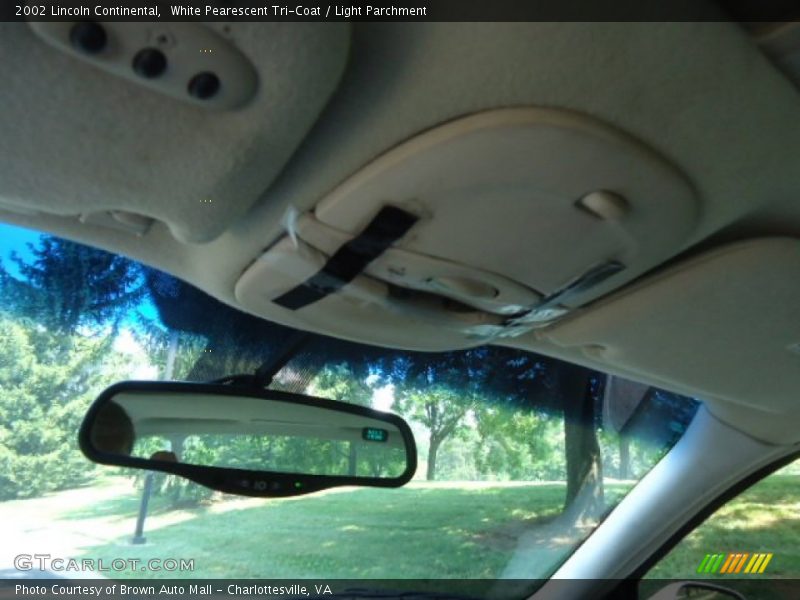 White Pearescent Tri-Coat / Light Parchment 2002 Lincoln Continental