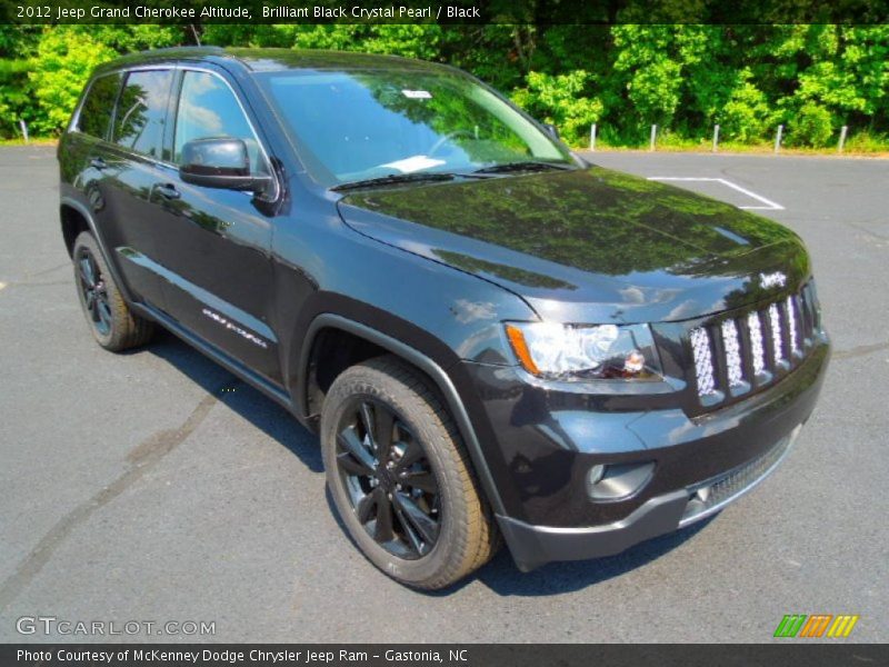 Front 3/4 View of 2012 Grand Cherokee Altitude
