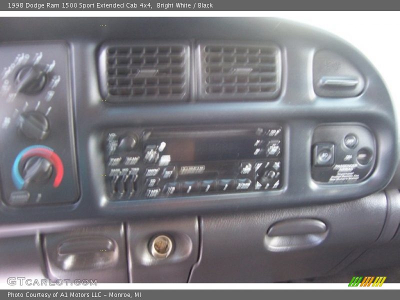 Bright White / Black 1998 Dodge Ram 1500 Sport Extended Cab 4x4