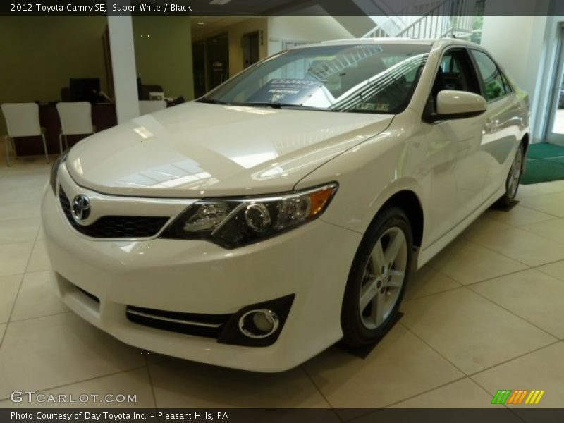 Super White / Black 2012 Toyota Camry SE