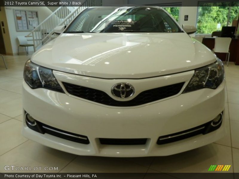 Super White / Black 2012 Toyota Camry SE
