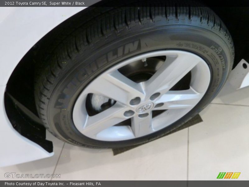 Super White / Black 2012 Toyota Camry SE