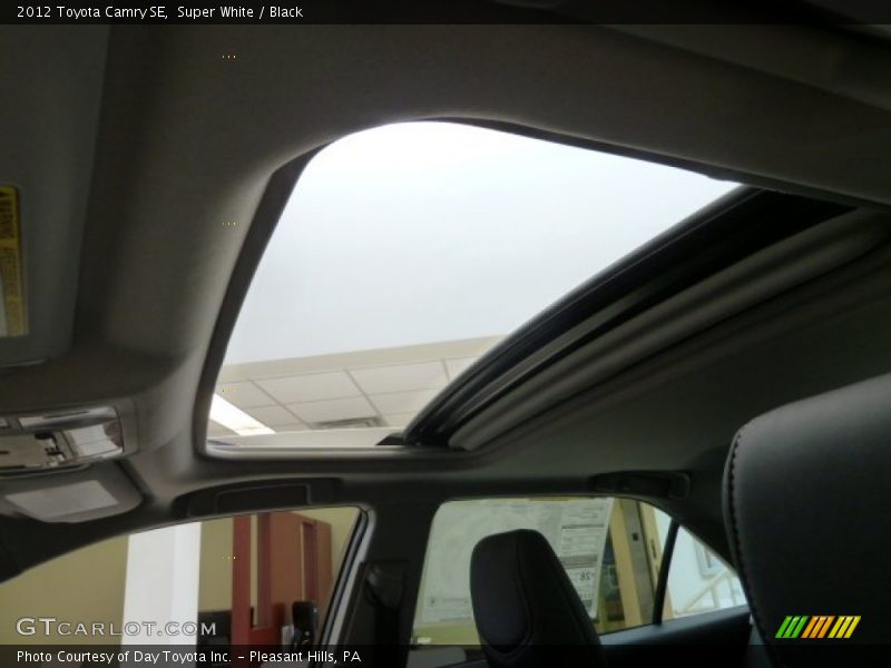 Super White / Black 2012 Toyota Camry SE