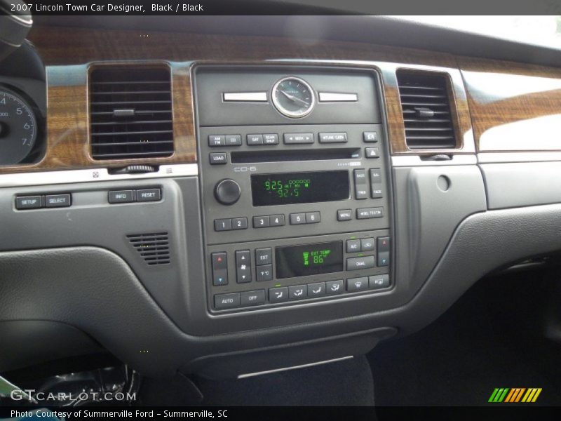 Controls of 2007 Town Car Designer