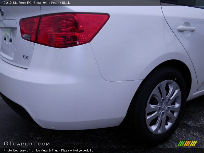 Snow White Pearl / Black 2012 Kia Forte EX