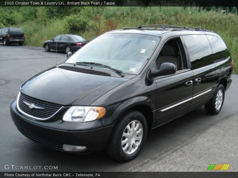 Front 3/4 View of 2003 Town & Country LXi