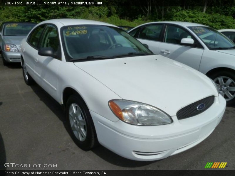 Vibrant White / Medium/Dark Flint 2007 Ford Taurus SE