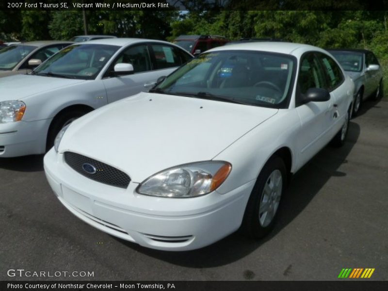 Vibrant White / Medium/Dark Flint 2007 Ford Taurus SE