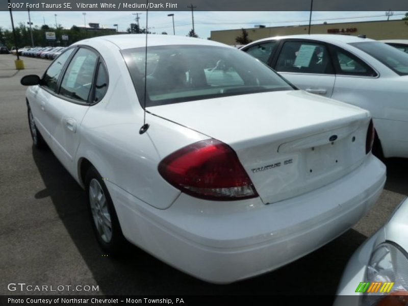 Vibrant White / Medium/Dark Flint 2007 Ford Taurus SE