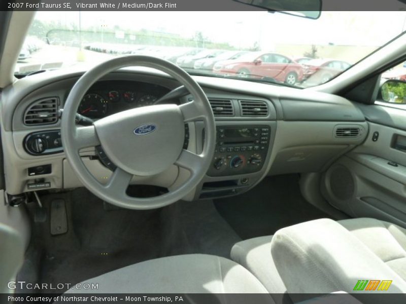 Vibrant White / Medium/Dark Flint 2007 Ford Taurus SE