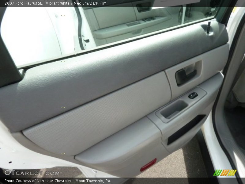 Vibrant White / Medium/Dark Flint 2007 Ford Taurus SE