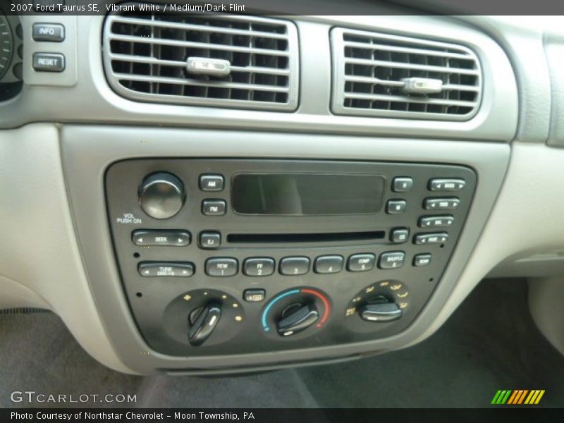 Vibrant White / Medium/Dark Flint 2007 Ford Taurus SE