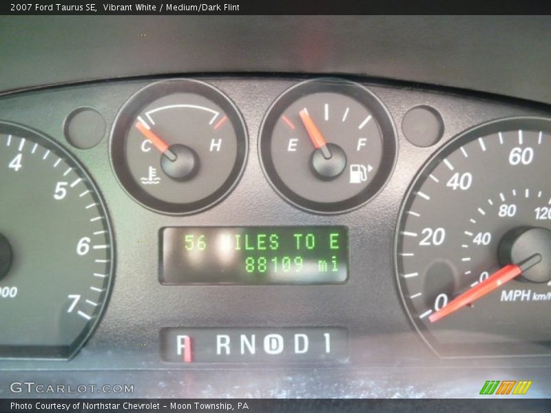 Vibrant White / Medium/Dark Flint 2007 Ford Taurus SE