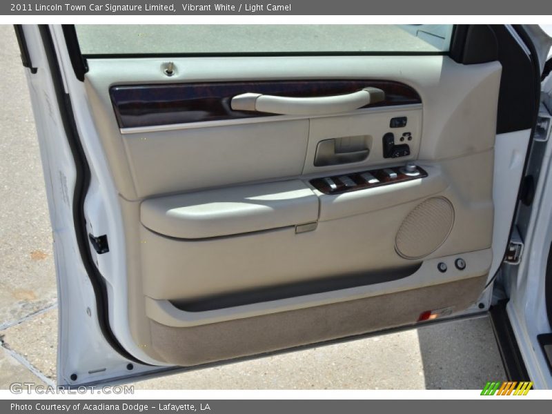 Vibrant White / Light Camel 2011 Lincoln Town Car Signature Limited