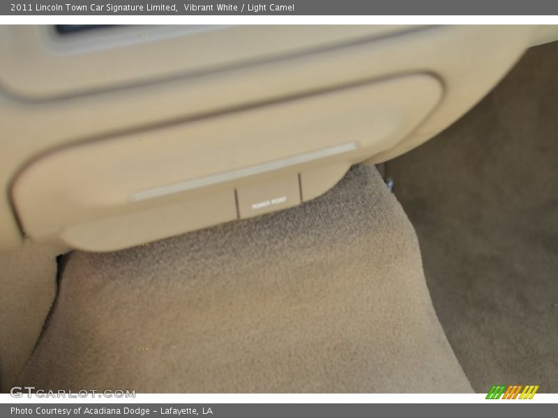 Vibrant White / Light Camel 2011 Lincoln Town Car Signature Limited