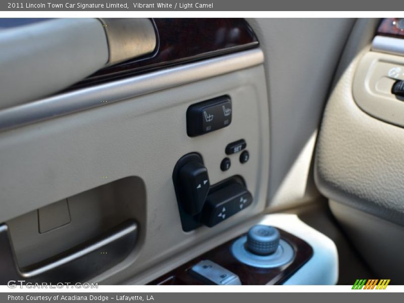 Vibrant White / Light Camel 2011 Lincoln Town Car Signature Limited