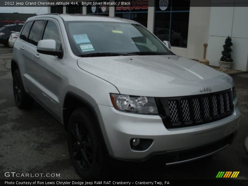 Front 3/4 View of 2012 Grand Cherokee Altitude 4x4