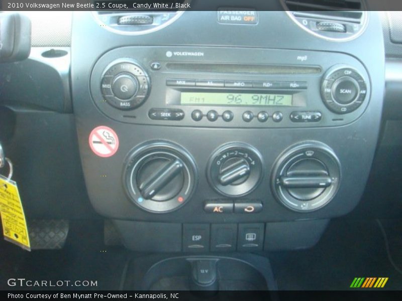 Candy White / Black 2010 Volkswagen New Beetle 2.5 Coupe