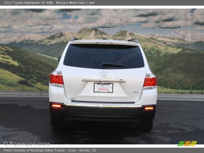 Blizzard White Pearl / Ash 2012 Toyota Highlander V6 4WD
