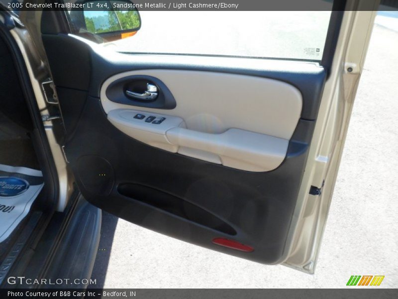 Sandstone Metallic / Light Cashmere/Ebony 2005 Chevrolet TrailBlazer LT 4x4
