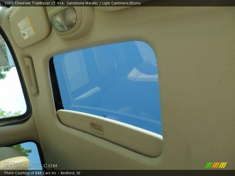 Sandstone Metallic / Light Cashmere/Ebony 2005 Chevrolet TrailBlazer LT 4x4