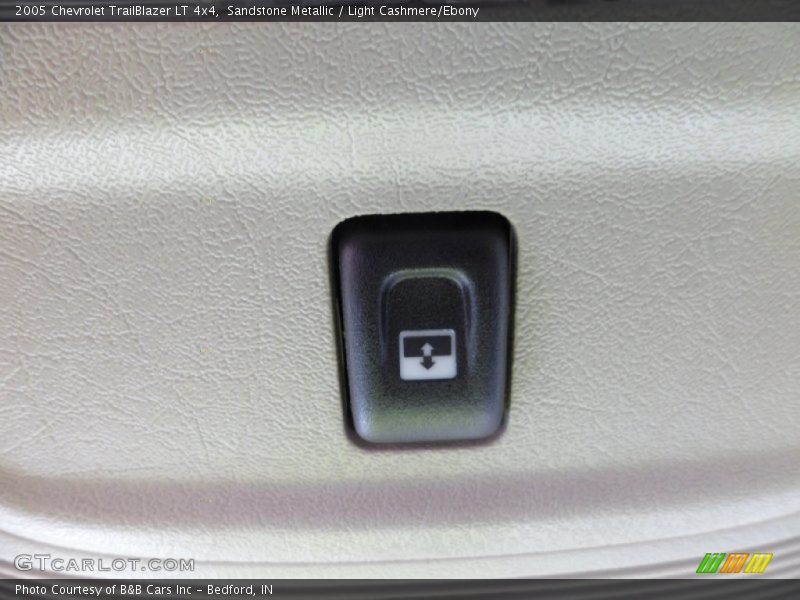 Sandstone Metallic / Light Cashmere/Ebony 2005 Chevrolet TrailBlazer LT 4x4