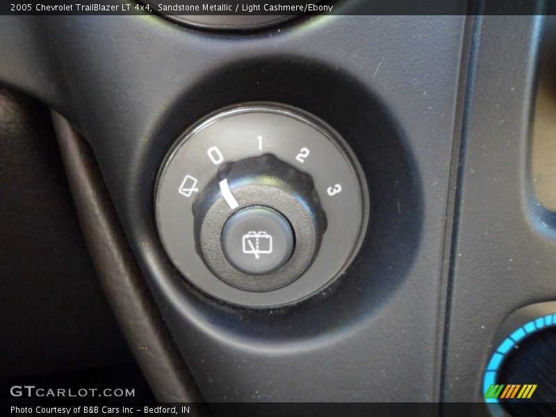Sandstone Metallic / Light Cashmere/Ebony 2005 Chevrolet TrailBlazer LT 4x4