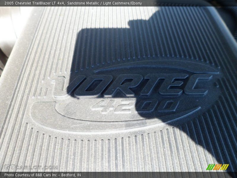 Sandstone Metallic / Light Cashmere/Ebony 2005 Chevrolet TrailBlazer LT 4x4