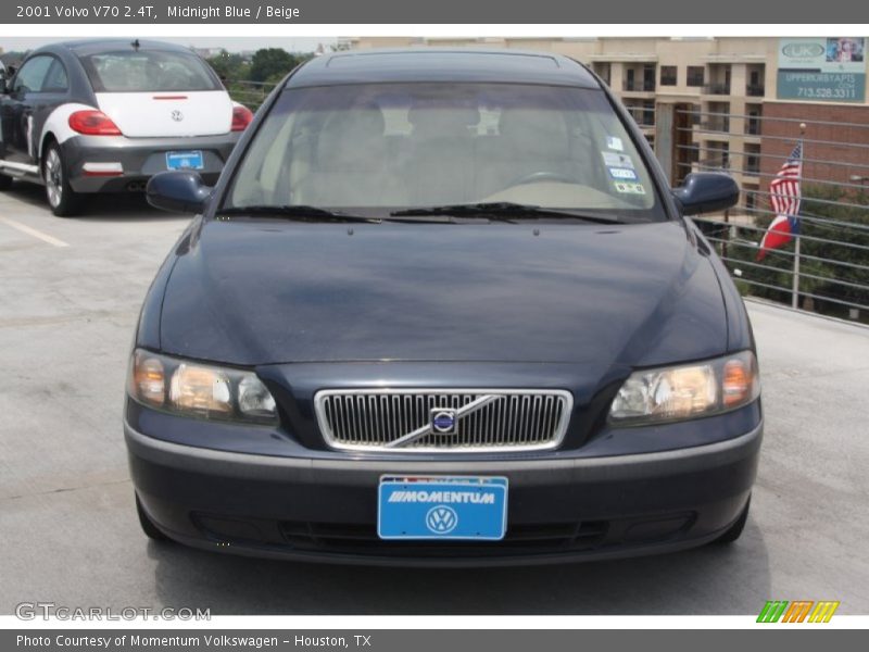 Midnight Blue / Beige 2001 Volvo V70 2.4T