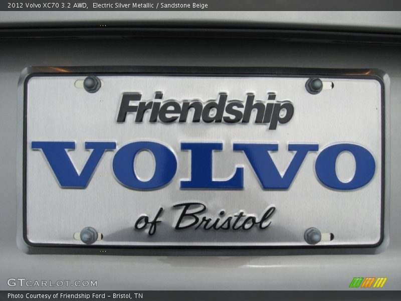 Electric Silver Metallic / Sandstone Beige 2012 Volvo XC70 3.2 AWD