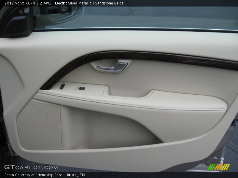 Electric Silver Metallic / Sandstone Beige 2012 Volvo XC70 3.2 AWD