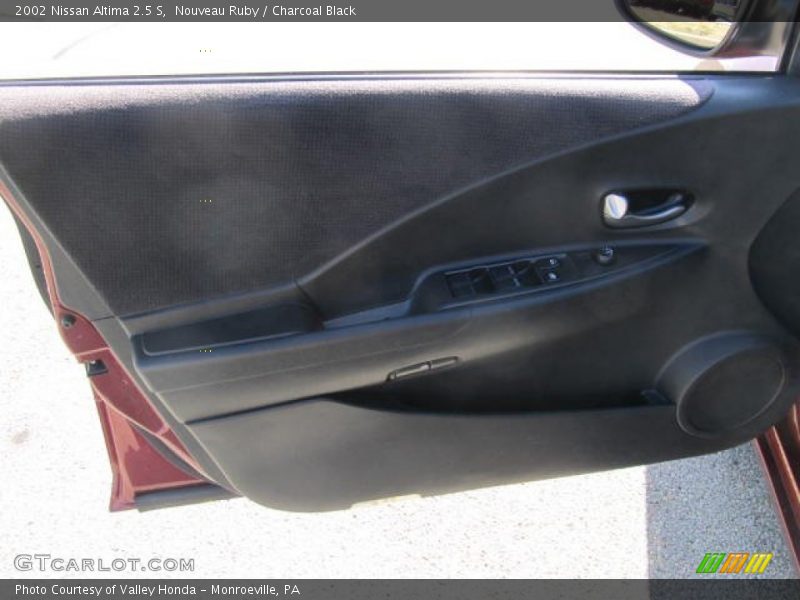 Nouveau Ruby / Charcoal Black 2002 Nissan Altima 2.5 S