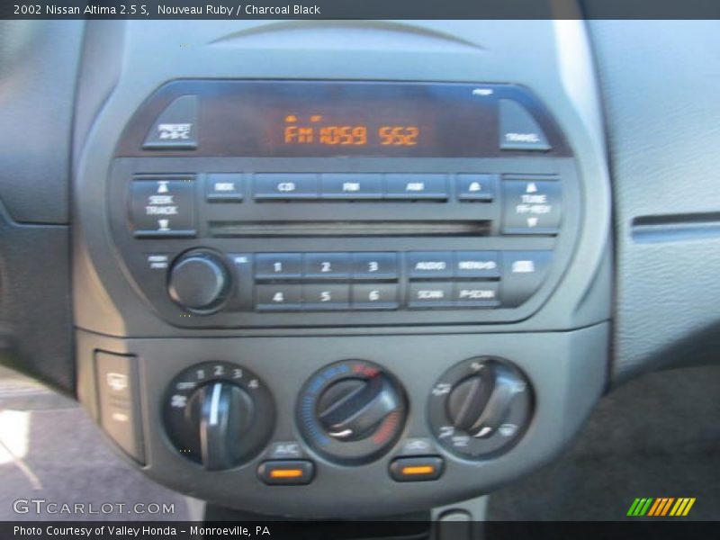 Nouveau Ruby / Charcoal Black 2002 Nissan Altima 2.5 S