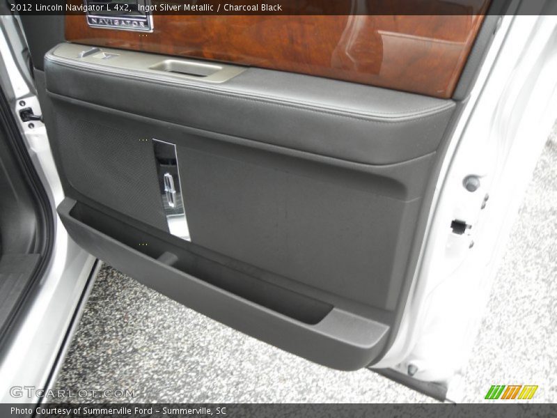 Door Panel of 2012 Navigator L 4x2