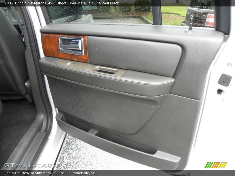 Door Panel of 2012 Navigator L 4x2