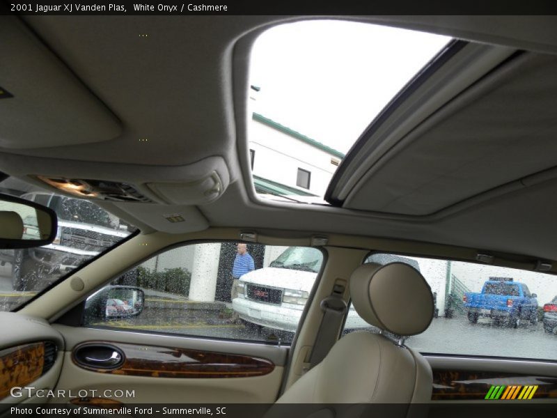 White Onyx / Cashmere 2001 Jaguar XJ Vanden Plas