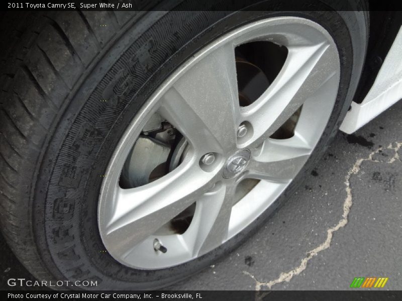 Super White / Ash 2011 Toyota Camry SE