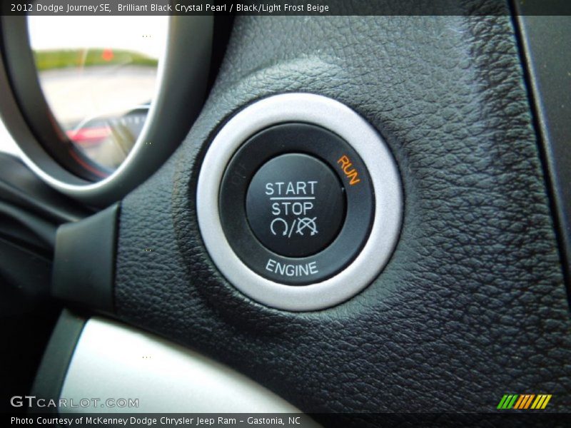 Brilliant Black Crystal Pearl / Black/Light Frost Beige 2012 Dodge Journey SE