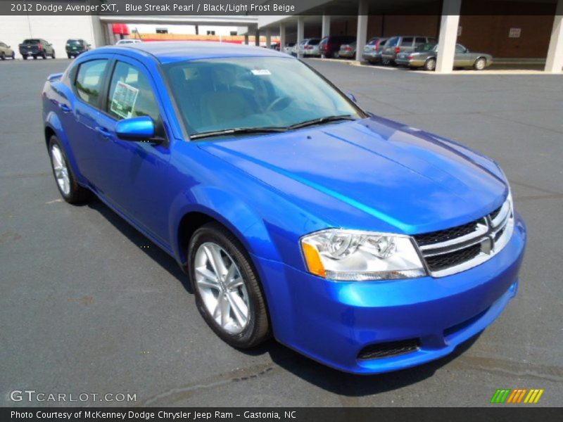 Front 3/4 View of 2012 Avenger SXT