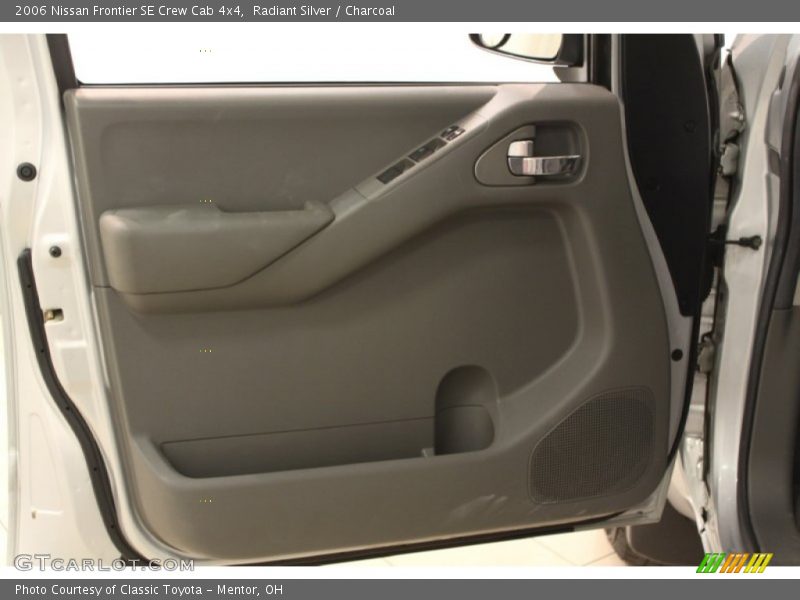 Radiant Silver / Charcoal 2006 Nissan Frontier SE Crew Cab 4x4